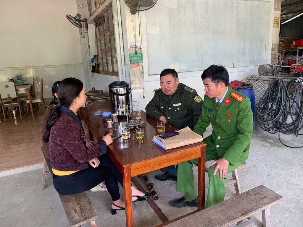 Công an xã Hoa Quân cùng lực lượng chức năng trực tiếp đến nhà từng hộ dân tuyên truyền quy định pháp luật về bảo vệ động vật hoang dã và hệ sinh thái tự nhiên 