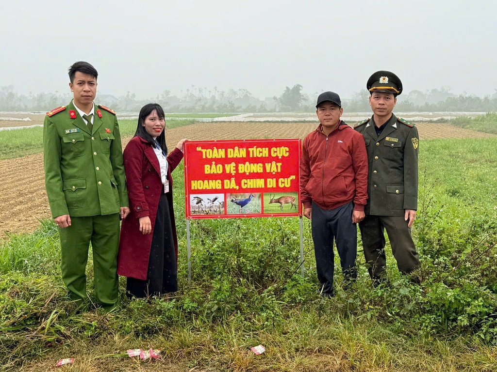Công an xã Cát Ngạn cùng các lực lượng cắm biển cấm săn bắt, bẫy bắt tại những nơi trọng điểm