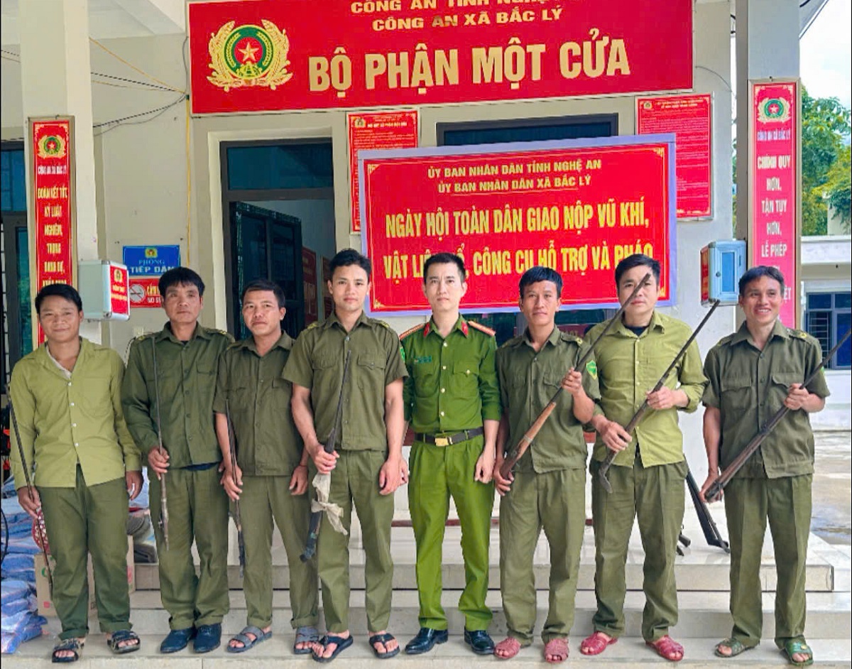 Người dân tự nguyện giao nộp vũ khí