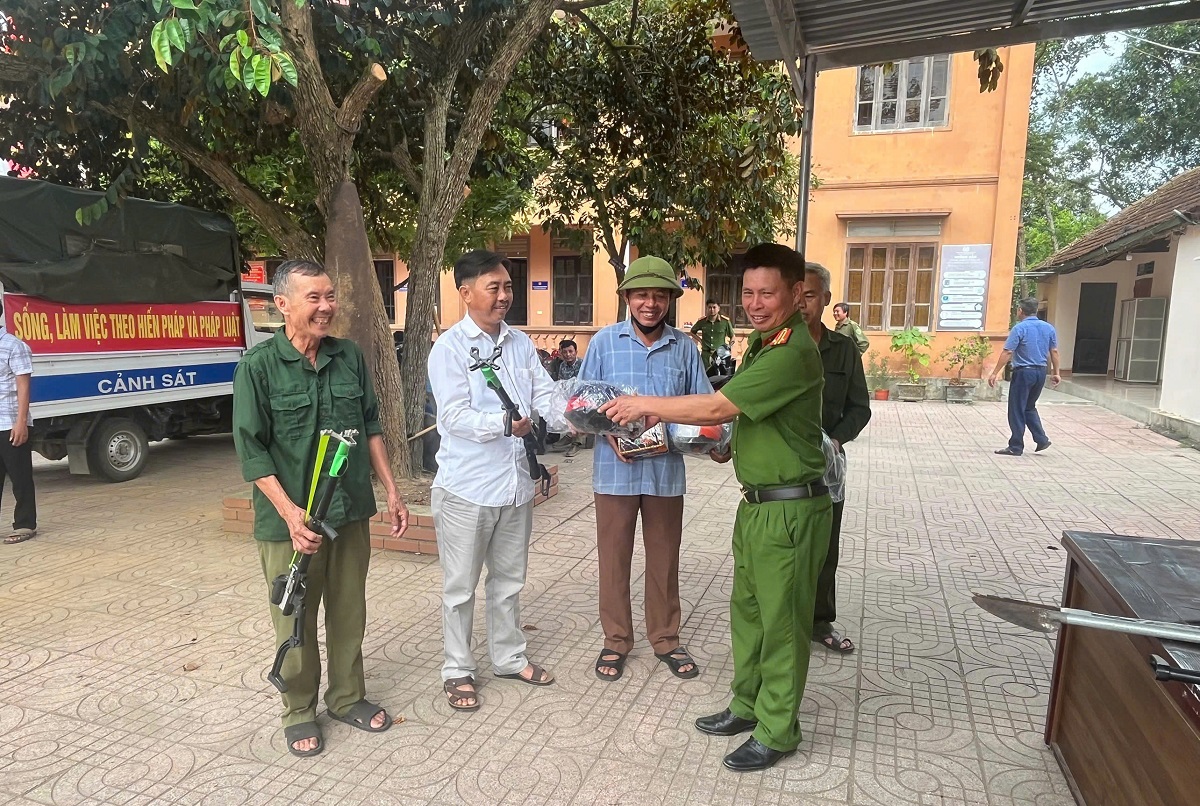 Người dân tự nguyện giao nộp vũ khí