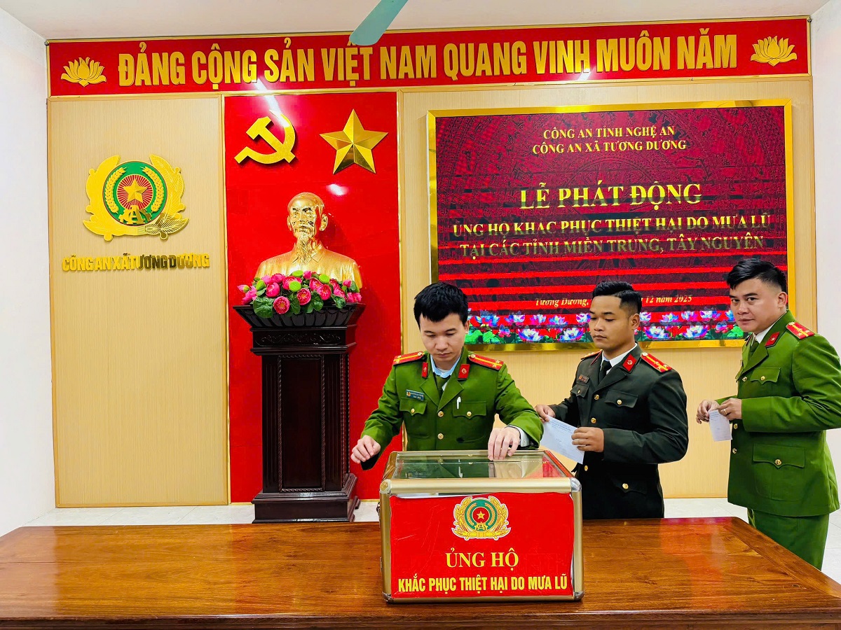 Tập thể Chỉ huy, cán bộ, chiến sĩ Công an xã Tương Dương quyên góp, ủng hộ
