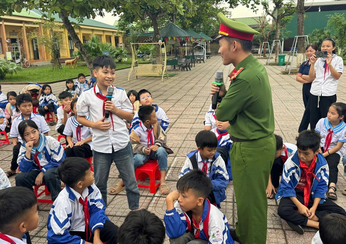 Hoạt động thu hút được đông đảo các em học sinh