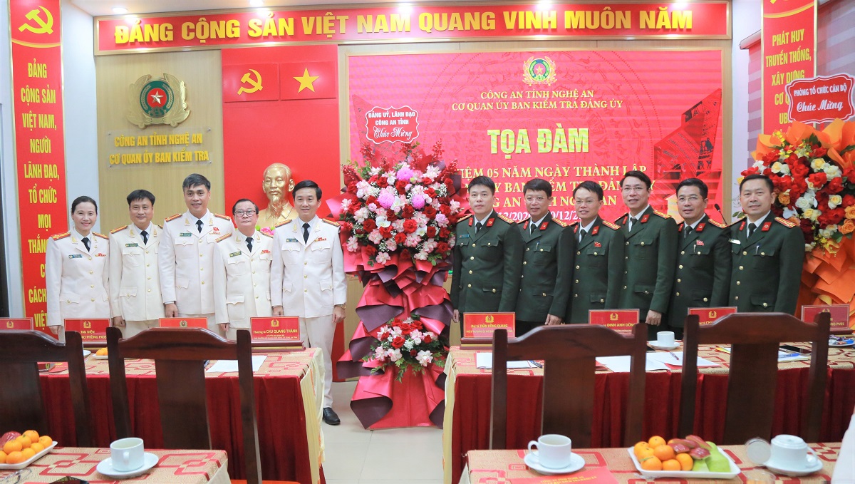 Đảng ủy, Lãnh đạo Công an tỉnh tặng hoa chúc mừng Cơ quan Ủy ban Kiểm tra Đảng ủy Công an tỉnh nhân kỷ niệm 05 năm thành lập