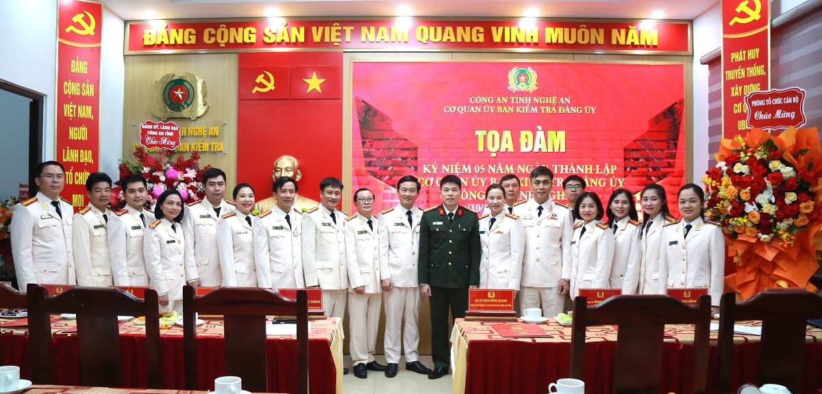 Các đại biểu chụp ảnh lưu niệm