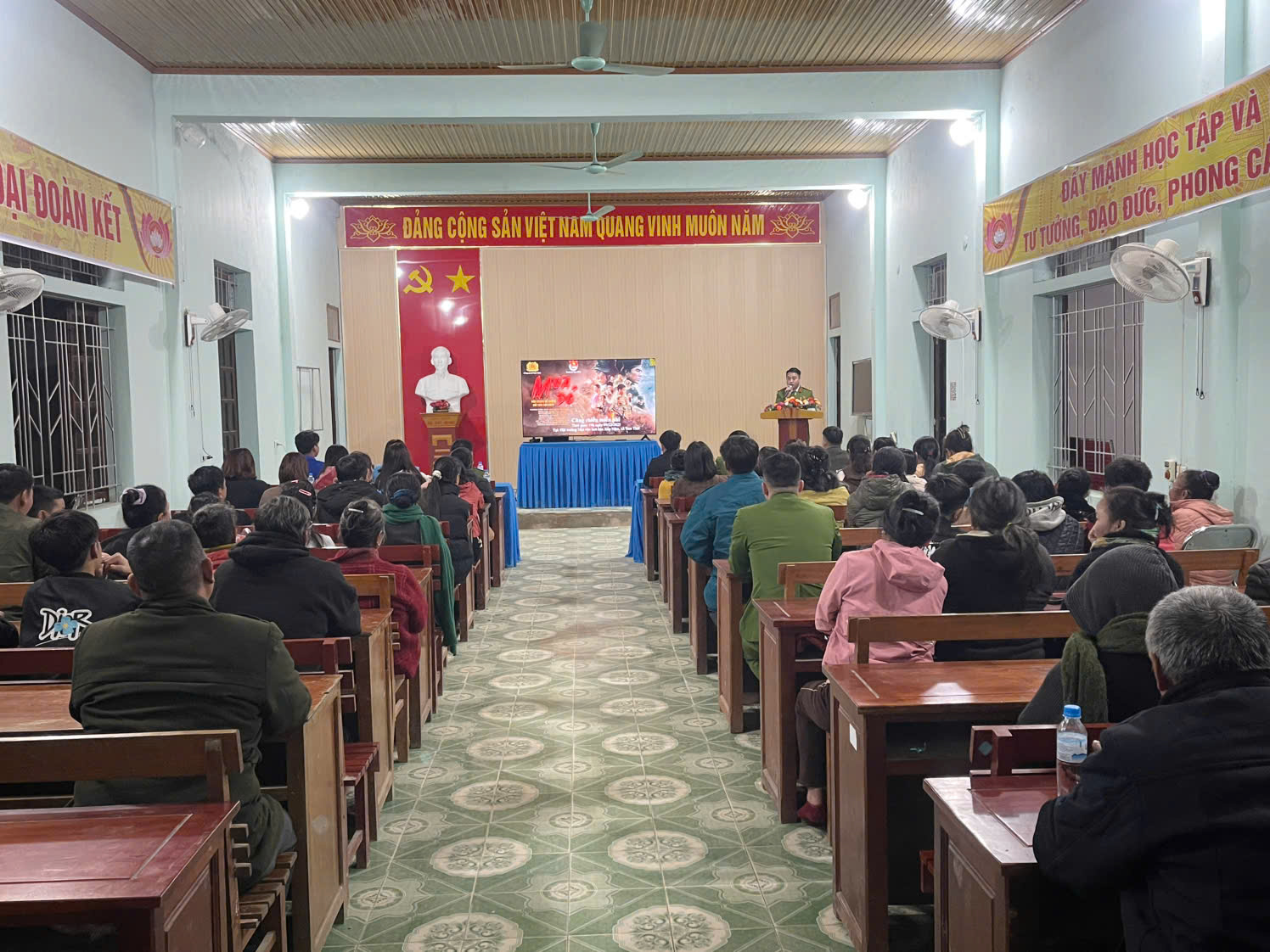 Buổi chiếu thu hút đông đảo bà con dân bản tới xem