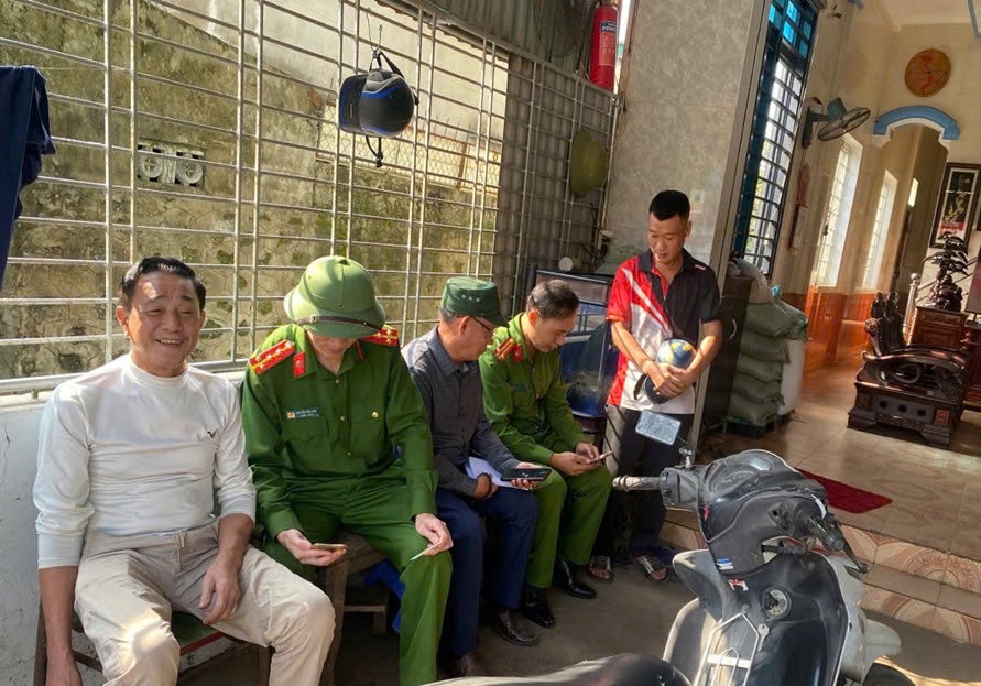 Công an phường Cửa Lò trực tiếp xuống tận nhà dân…