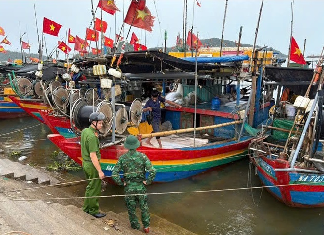 …đến tận các bến cá, khu neo đậu tàu thuyền tuyên truyền, hướng dẫn người dân sử dụng dịch vụ công trực tuyến, đăng ký tài khoản định danh điện tử và cài đặt ứng dụng VneID