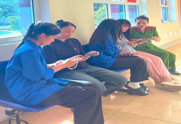 Công an phường chủ động phối hợp với Đoàn Thanh niên phường tuyên truyền nhân dân nhận diện các thủ đoạn lừa đảo cài ứng dụng VNeID giả mạo, giúp bà con, nhất là người lớn tuổi nâng cao cảnh giác, tránh bị kẻ xấu lợi dụng chiếm đoạt tài sản