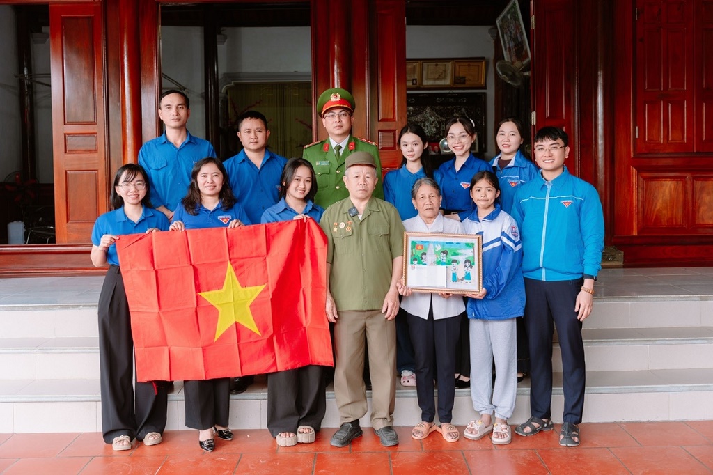 Đoàn trao tặng các bác lá cờ đỏ sao vàng và những bức tranh tự vẽ của các em học sinh qua cuộc thi vẽ tranh 27/7 uống nước nhớ nguồn tại trường học