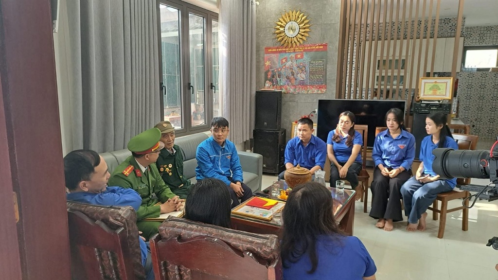 Các bác chia sẽ những “Câu chuyện thời hoa lửa”, những ký ức về một thời tuổi trẻ công hiến, chiến đấu vì độc lập, tự do của Tổ quốc.