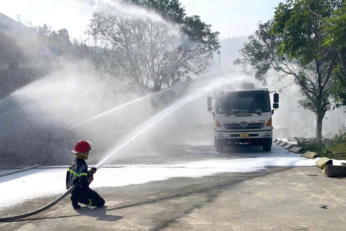 Tình huống giả định chữa cháy xe bồn, một trong những sự cố cháy nổ có thể gây hậu quả nghiêm trọng nếu không được xử lý kịp thời