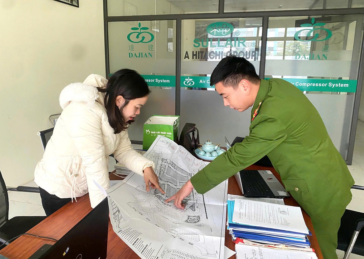 Lực lượng Cảnh sát PCCC & CNCH hướng dẫn người dân cách sử dụng thiết bị PCCC chuyên dùng, đồng thời xây dựng phương án PCCC & CNCH phù hợp với từng đặc điểm của cơ sở