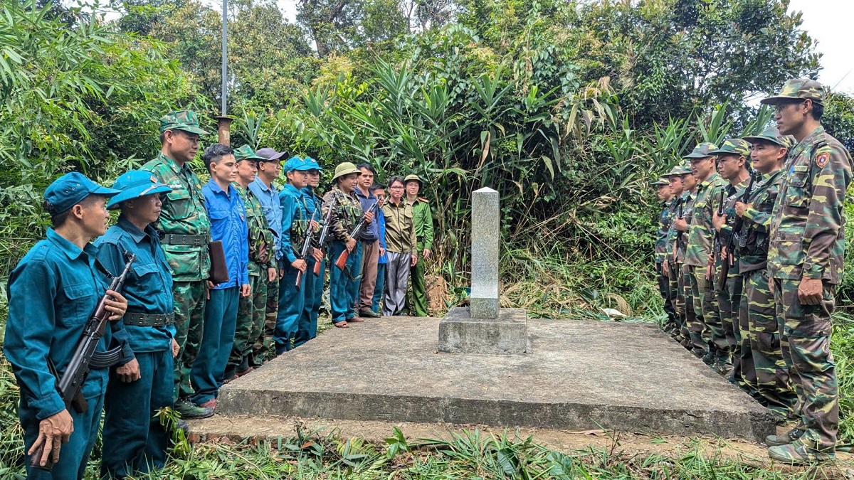 Công an xã Sơn Lâm phối hợp với các lực lượng tuần tra, kiểm soát khu vực biên giới, cột mốc, đường mòn, lối mở