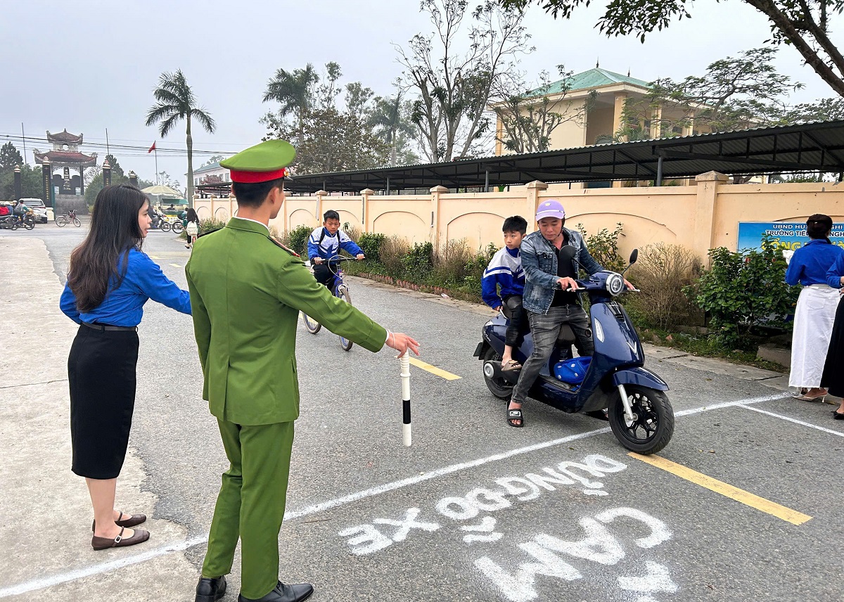 Thành lập các đội Thanh niên tình nguyện trực tiếp tuyên truyền tại khu vực trường học