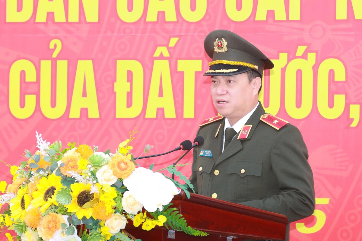 Đồng chí Thiếu tướng Đinh Việt Dũng - Ủy viên Ban Thường vụ Tỉnh ủy, Bí thư Đảng ủy, Giám đốc Công an tỉnh phát biểu tại buổi lễ