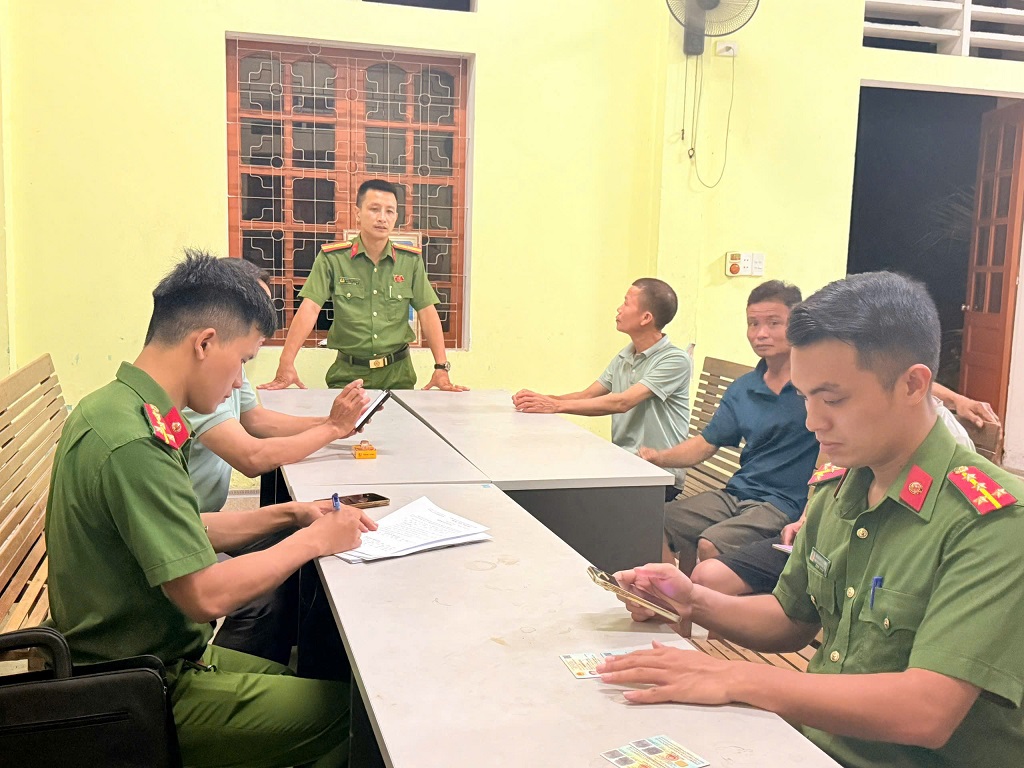 Công an xã kiểm tra, hướng dẫn người dân thực hiện quy định về cư trú