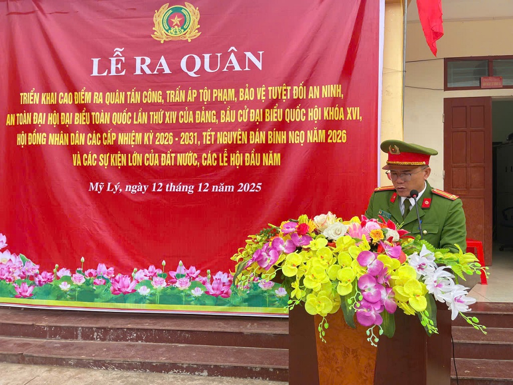 Trung tá Hồ Ngọc Nghị, Trưởng Công an xã phát biểu tại buổi lễ