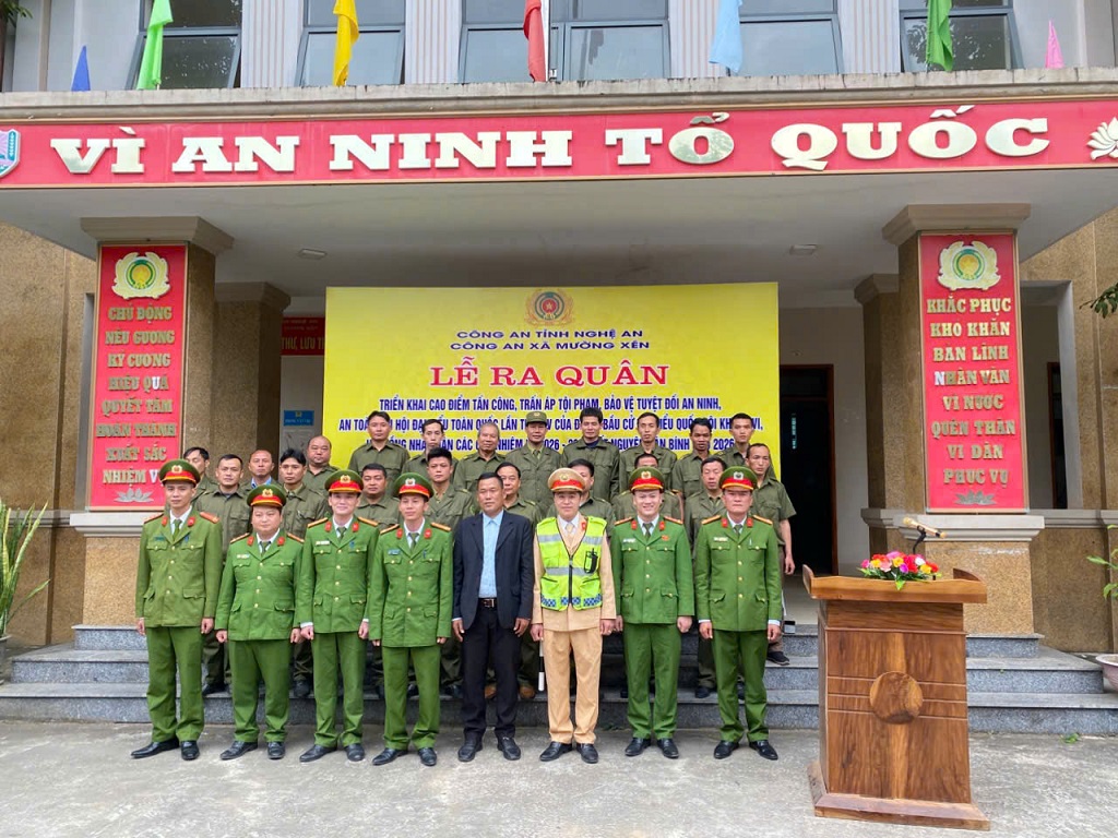 Các đại biểu tham dự buổi lễ ra quân