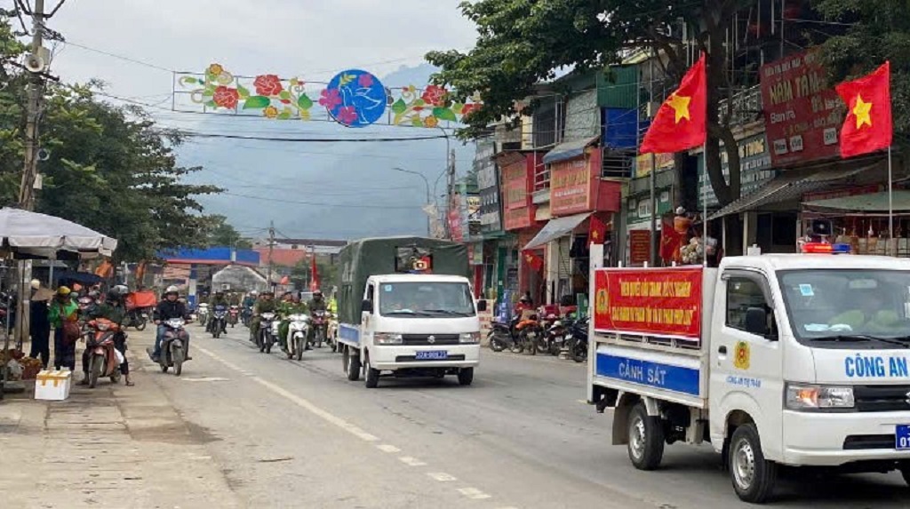   Ngay sau lễ ra quân, Công an xã Mường Xén và lực lượng ANTT cơ sở các bản đã tổ chức diễu hành ra quân, thể hiện khí thế quyết tâm, tinh thần sẵn sàng hoàn thành xuất sắc nhiệm vụ được giao     