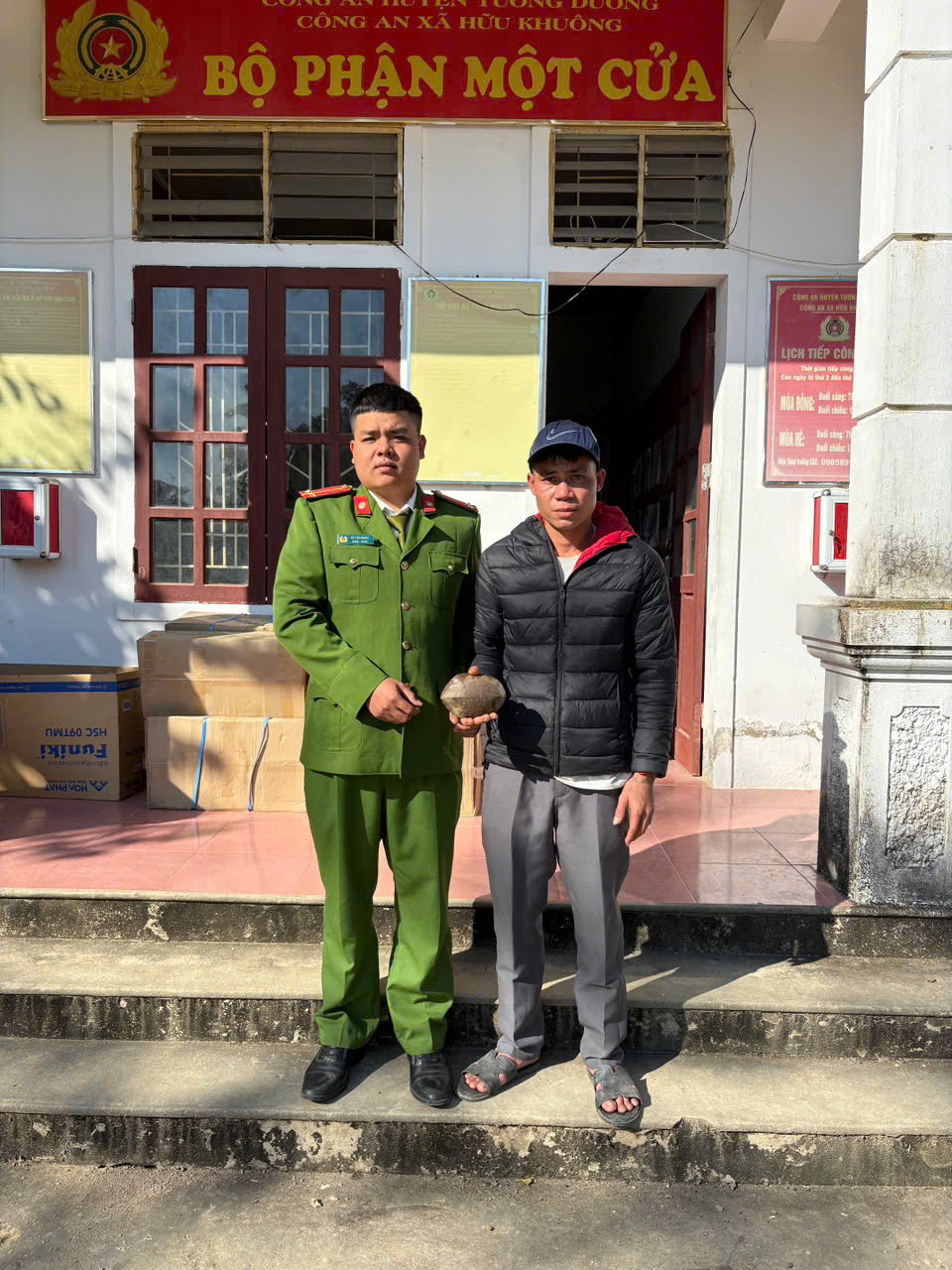 Anh Lữ Văn Hằng giao nộp cá thể rùa cho Công an xã Hữu Khuông