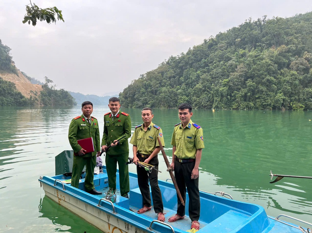 Công an xã phối hợp với cơ quan chức năng vận động thu hồi 02 khẩu súng tự chế và một số vũ khí có tính sát thương cao