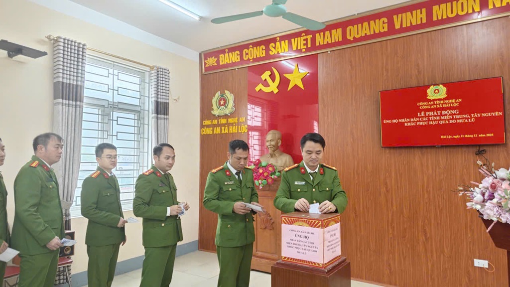 Công an xã Hải Lộc quyên góp, ủng hộ