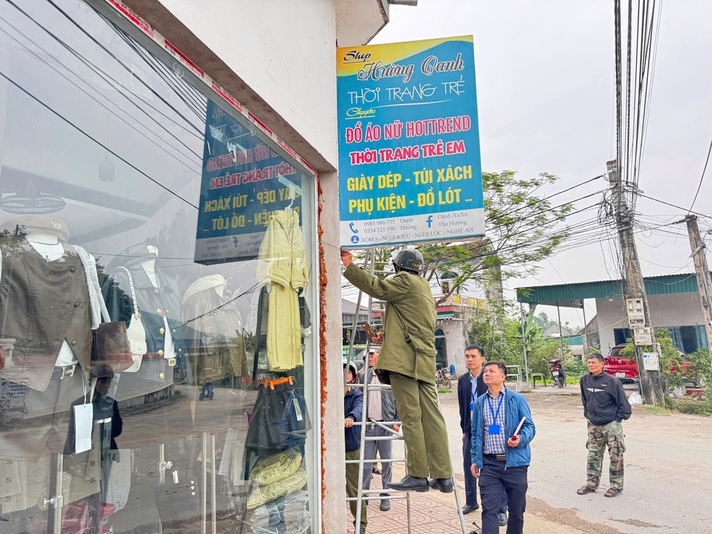 Việc xử lý vi phạm hành lang ATGT và chỉnh trang đô thị nhằm phục vụ Nhân dân đón Lễ Giáng sinh, Tết Dương lịch và chuẩn bị đón Tết Nguyên đán năm 2026