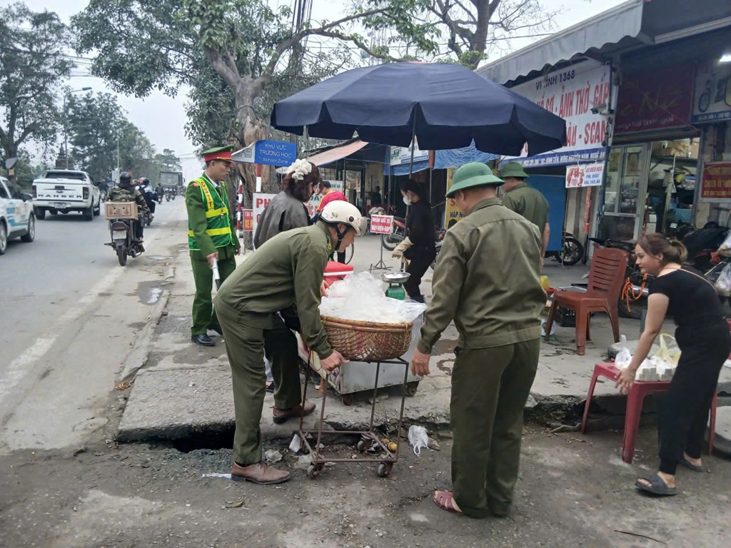 Công an xã Hưng Nguyên Nam giải tỏa hành lang an toàn giao thông, xử lý hành vi lấn chiếm lòng, lề đường tại khu vực chợ Vực