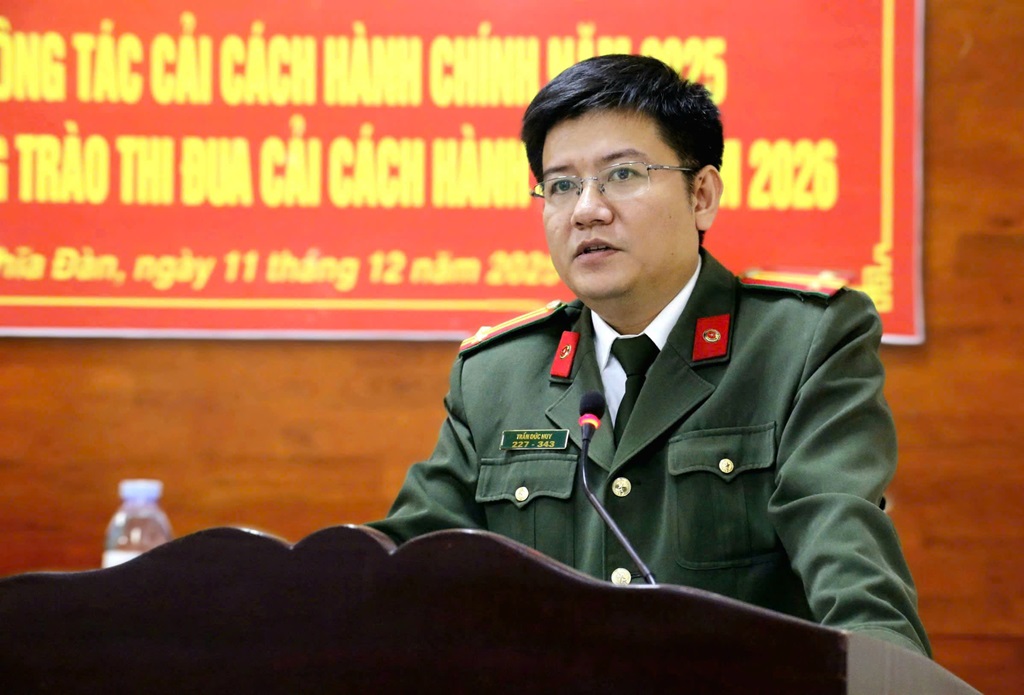 Đại diện Phòng tham mưu Công an tỉnh trao đổi nhiệm vụ liên quan CCHC năm 2026