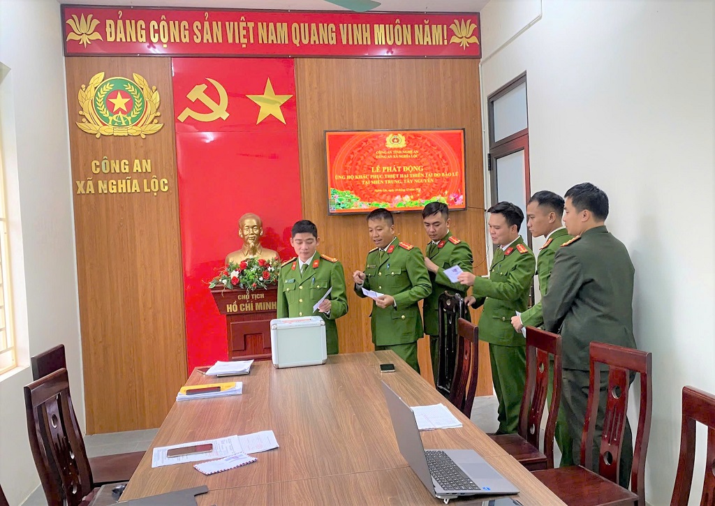 Công an xã Nghĩa Lộc ủng hộ bà con các tỉnh Miền Trung và Tây Nguyên bị ảnh hưởng bởi mưa lũ