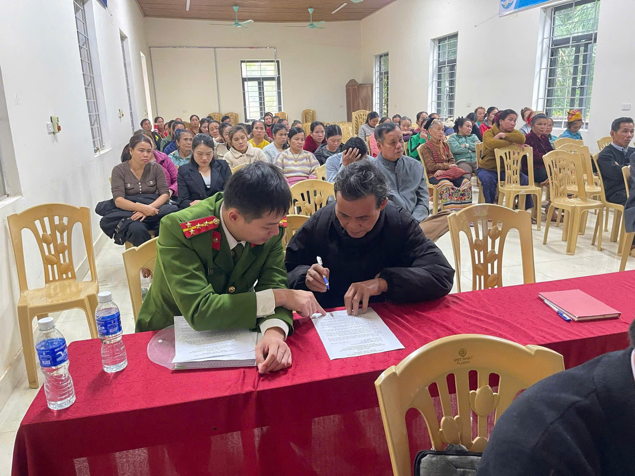 Hướng dẫn người dân ký cam kết cùng chung tay bảo vệ rừng, bảo vệ môi trường sống