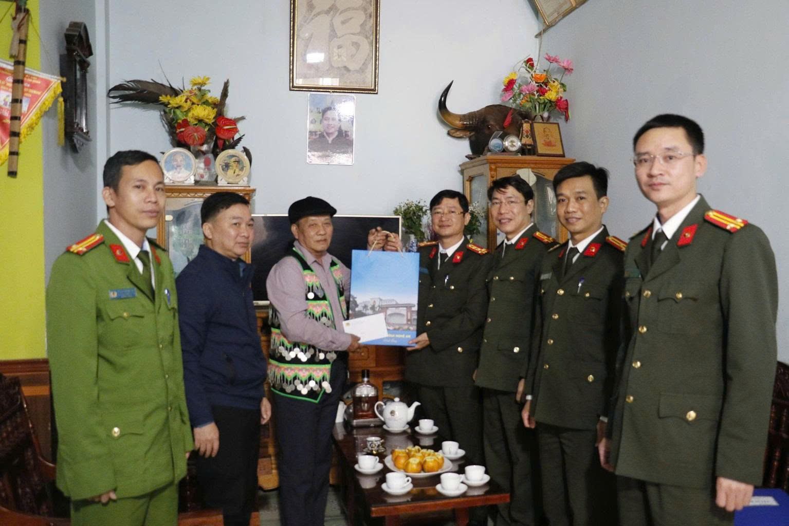 Đồng chí Đại tá Trần Ngọc Tuấn, Phó Giám đốc Công an tỉnh cùng Đoàn công tác thăm, tặng quà, chúc Tết người có uy tín trong đồng bào Mông tại xã Mường Xén