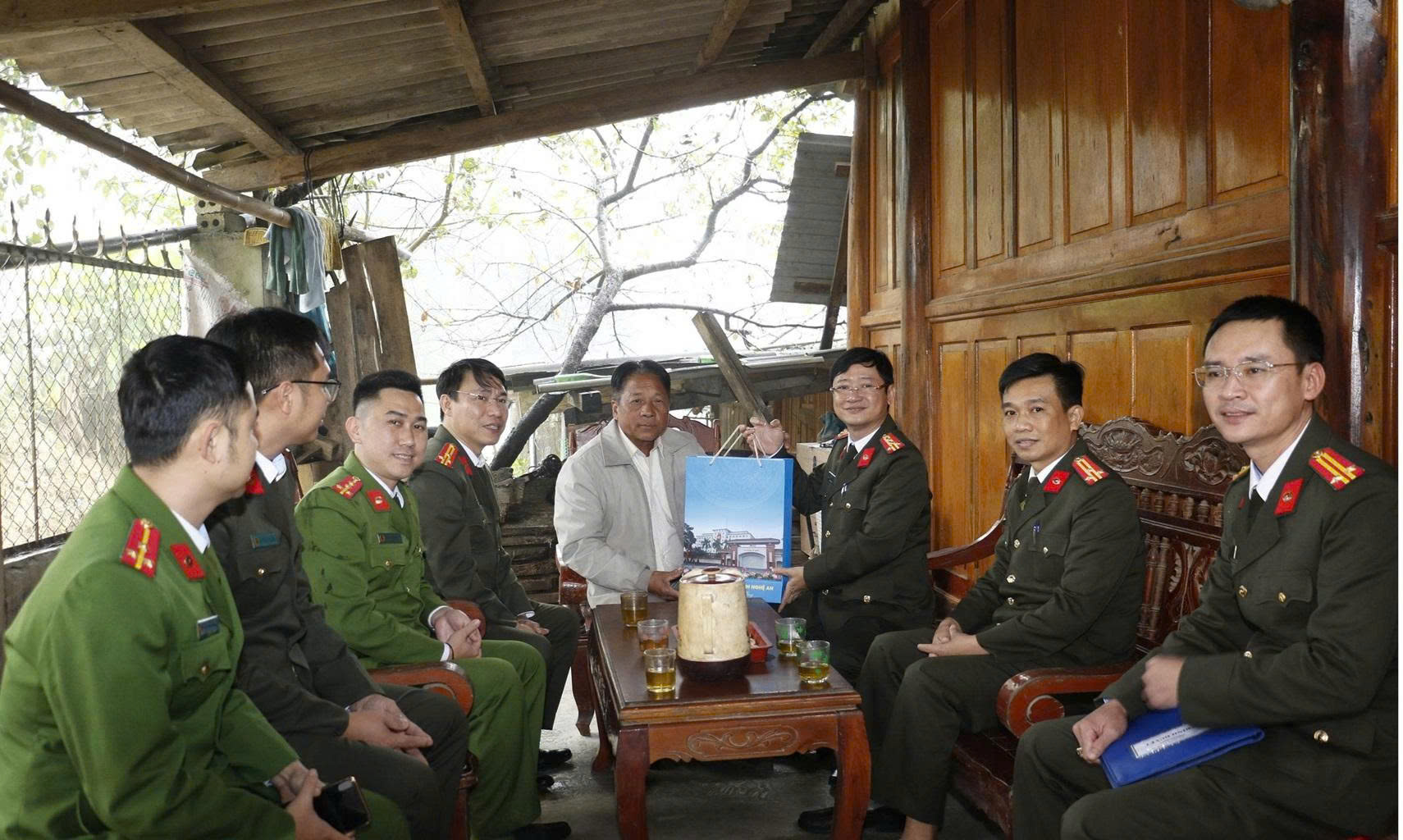 Đồng chí Đại tá Trần Ngọc Tuấn, Phó Giám đốc Công an tỉnh cùng Đoàn công tác thăm, tặng quà, chúc Tết người có uy tín trong đồng bào Mông tại xã Huồi Tụ