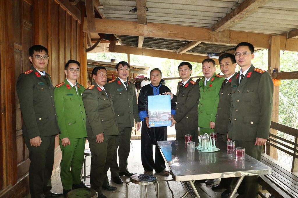 Đoàn công tác thăm, tặng quà, chúc Tết hai người già có uy tín trong đồng bào Mông tại xã Mường Típ. 