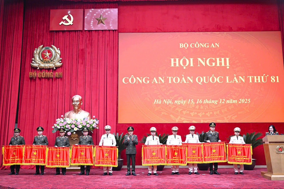 Thừa ủy quyền của Thủ tướng Chính phủ, Bộ trưởng Lương Tam Quang trao Cờ thi đua “Đơn vị xuất sắc trong phong trào thi đua năm 2025” của Chính phủ tặng Công an các đơn vị, địa phương (Thiếu tướng Đinh Việt Dũng, Bí thư Đảng ủy, Giám đốc Công an tỉnh Nghệ An thứ 3, từ phải sang)