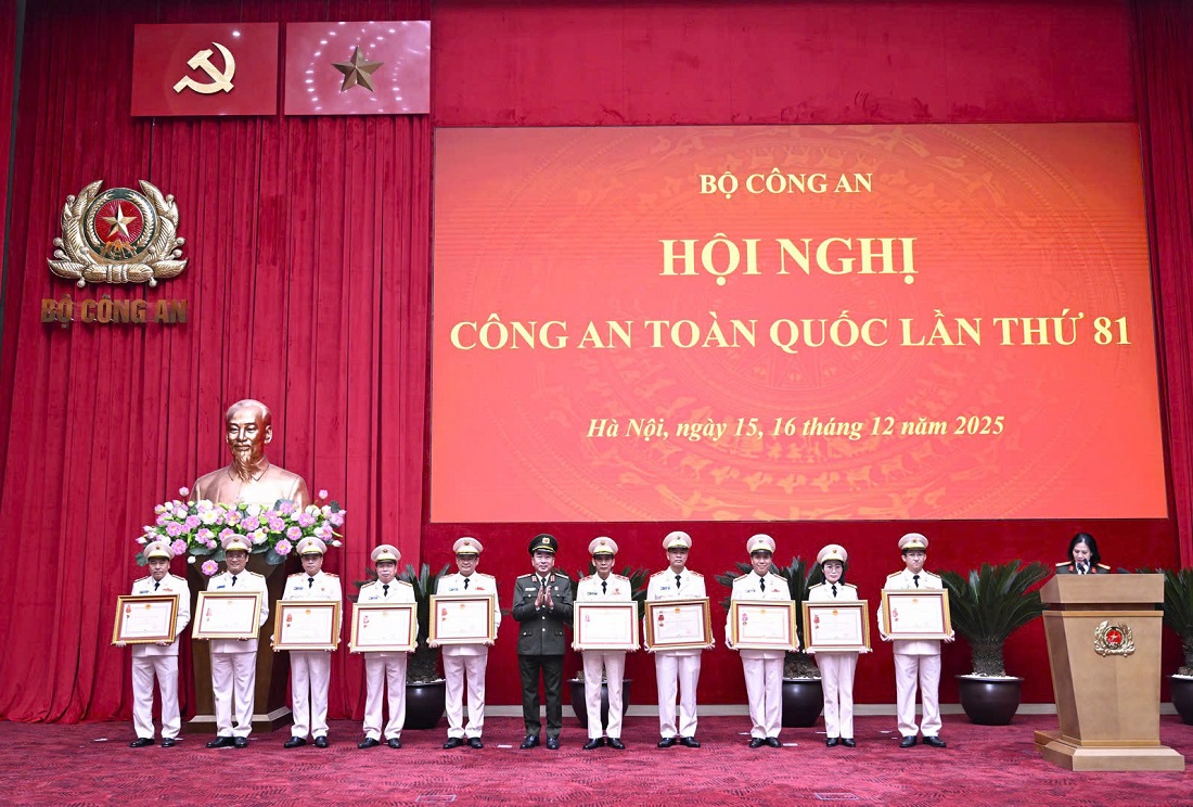 Thừa ủy quyền của Chủ tịch nước, Thứ trưởng Trần Quốc Tỏ trao Huân chương Lao động hạng Ba tặng đồng chí Thiếu tướng Đinh Việt Dũng, Bí thư Đảng ủy, Giám đốc Công an tỉnh Nghệ An (thứ 3, từ trái sang)