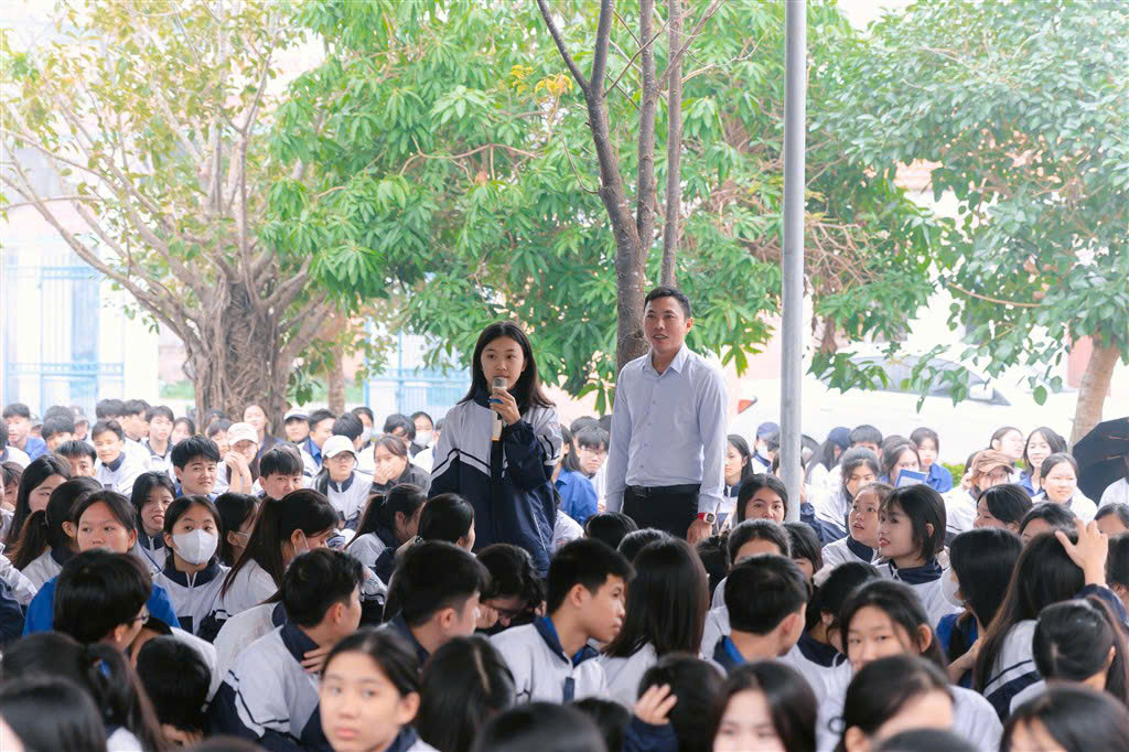 Các học sinh sôi nổi trả lời câu hỏi về pháp luật