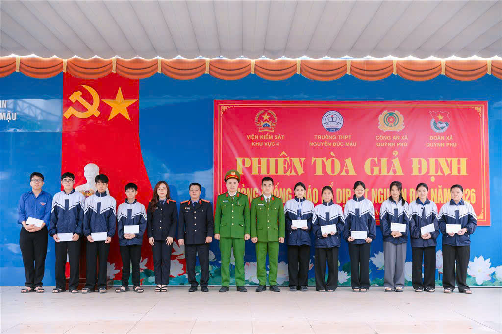 Viện KSND Khu vực 4 – Nghệ An và Công an xã Quỳnh Phú đã trao tặng 10 suất quà khuyến học cho 10 học sinh Trường THPT Nguyễn Đức Mậu