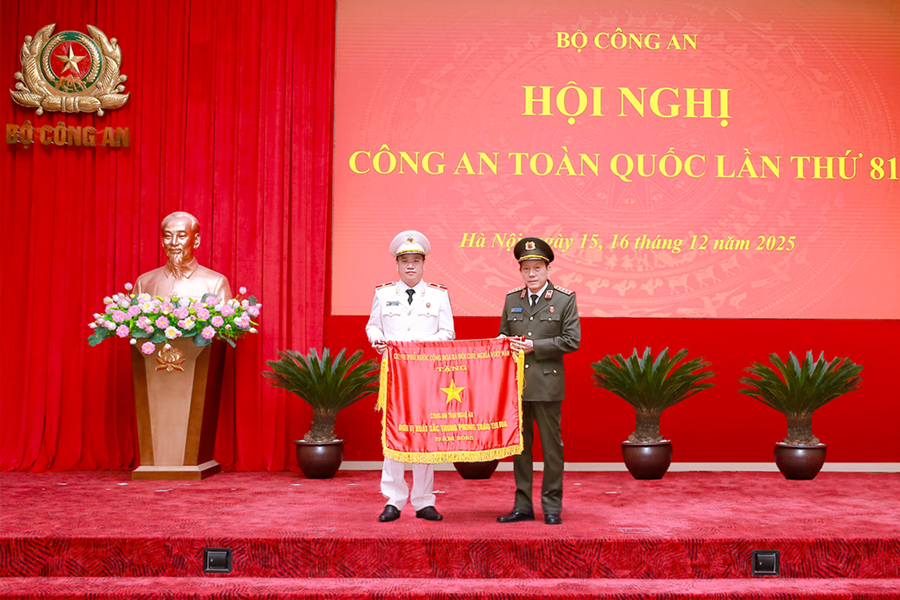 Đồng chí Thiếu tướng Đinh Việt Dũng, Bí thư Đảng ủy, Giám đốc Công an tỉnh Nghệ An nhận Cờ thi đua của Chính phủ trao tặng lực lượng Công an tỉnh Nghệ An là “Đơn vị xuất sắc trong phong trào thi đua năm 2025”