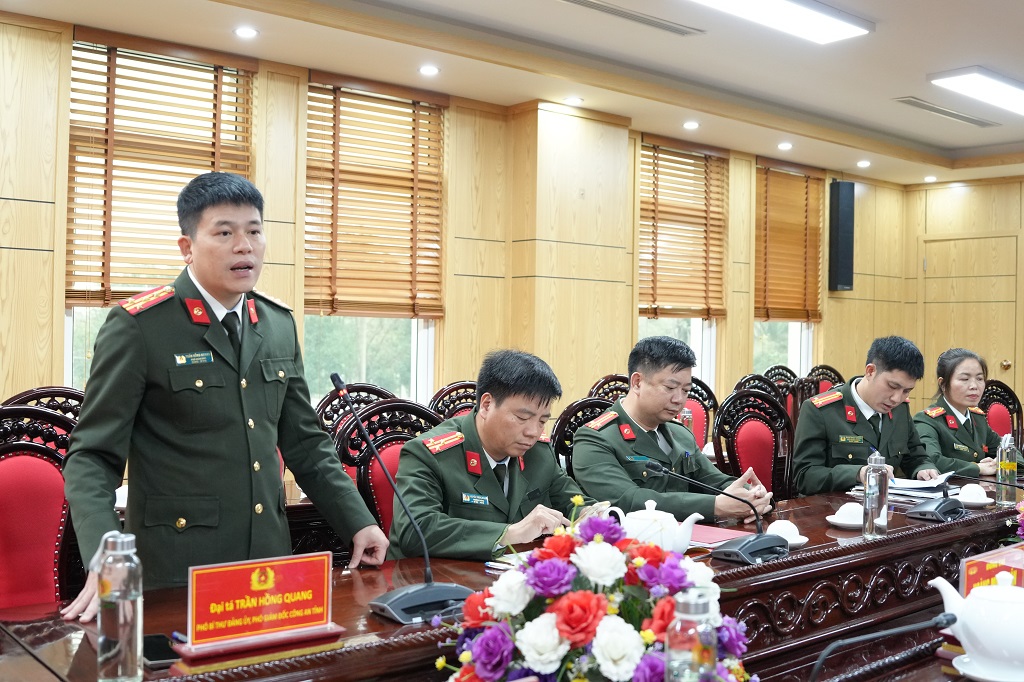 Đồng chí Đại tá Trần Hồng Quang, Phó Bí thư Đảng ủy, Phó Giám đốc Công an tỉnh cảm ơn những tình cảm mà Công ty Cổ phần xi măng Sông Lam dành tới cán bộ, chiến sỹ Công an Nghệ An