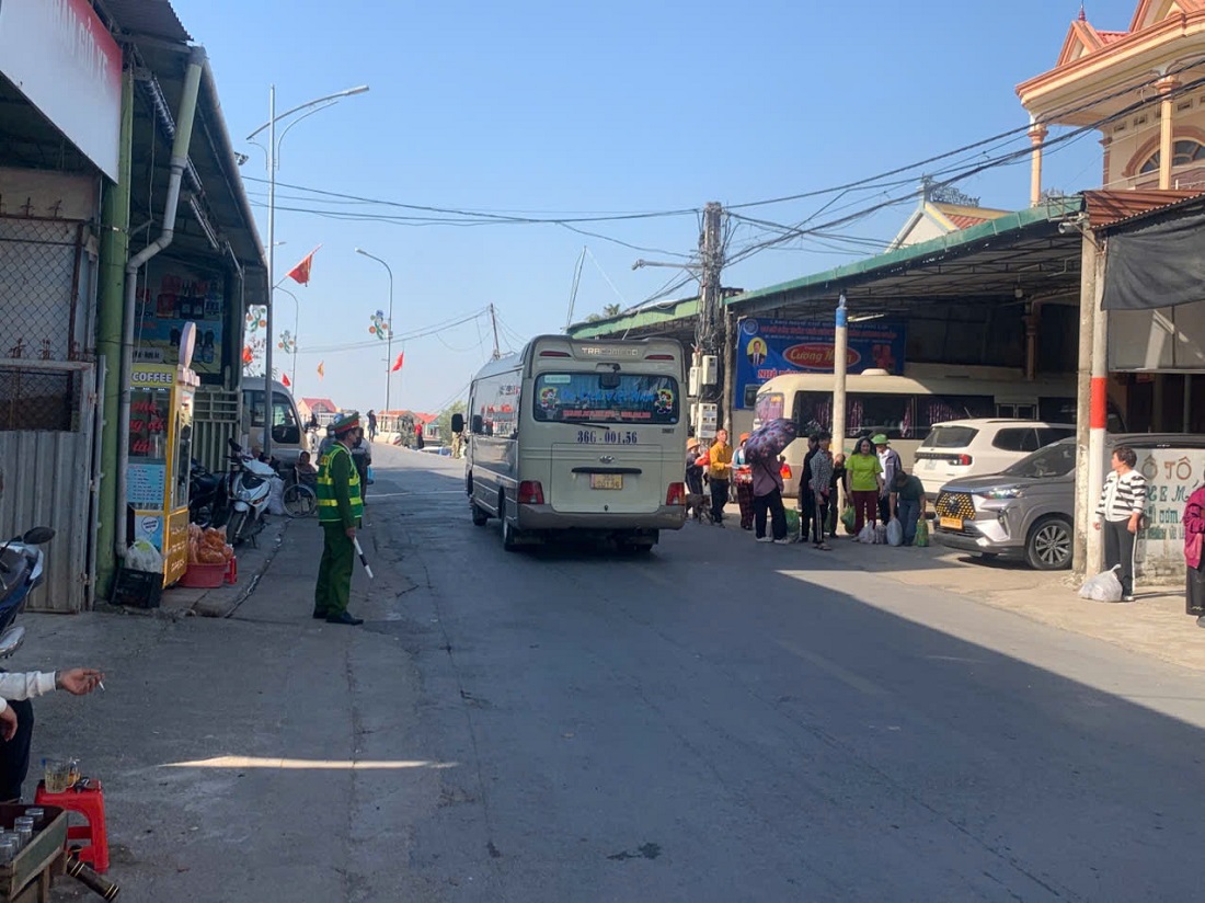 Công an phường Quỳnh Mai bảo đảm ANTT, TTATGT trước khu vực Đền Cờn