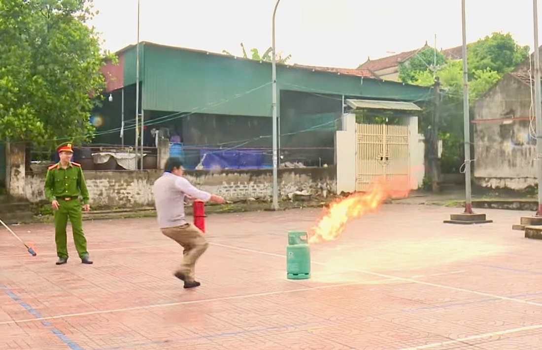 Tập huấn phòng cháy, chữa cháy và cứu nạn, cứu hộ cho lực lượng trông coi, bảo vệ di tích và hộ kinh doanh 