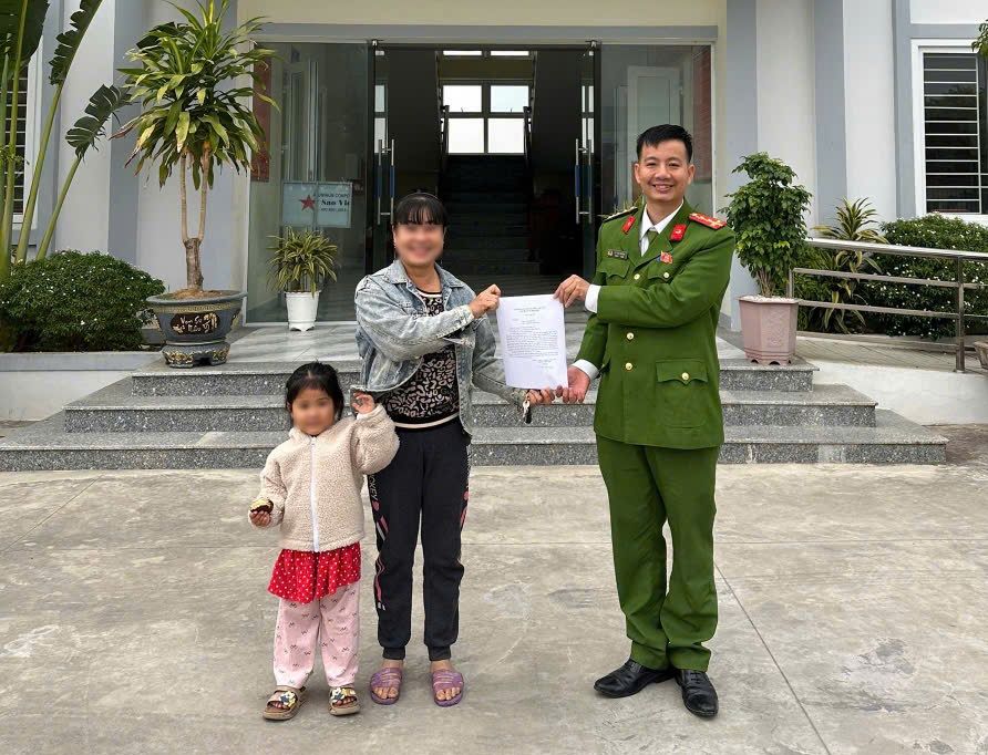 Công an phường Hoàng Mai bàn giao cháu Y. cho gia đình