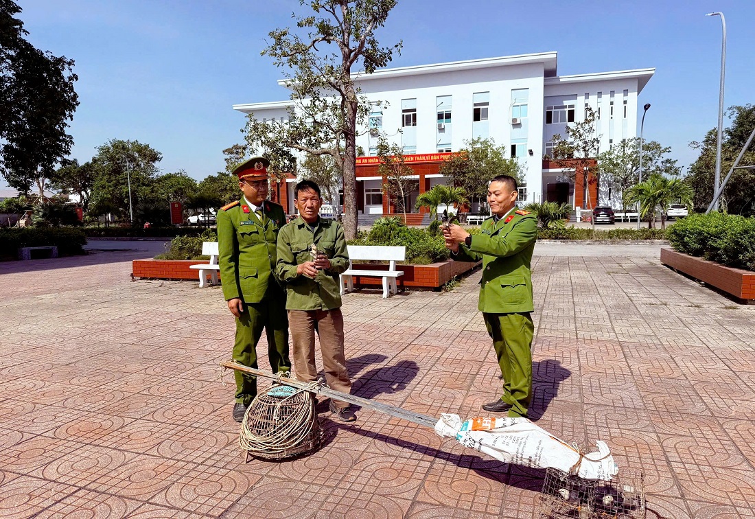 Được Công an phường Tân Mai tuyên truyền, vận động của, ông Hồ Văn Thành thả số chim đánh bắt về tự nhiên