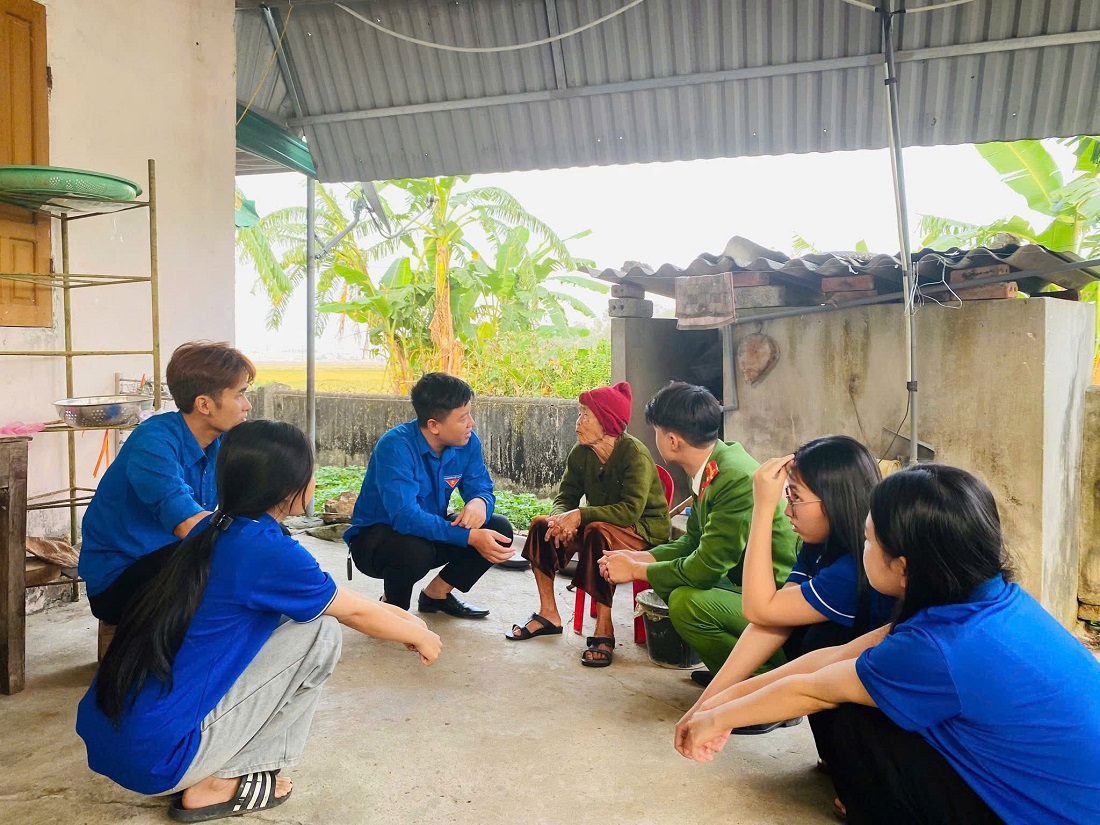 Đoàn viên, thanh niên thăm hỏi bà Nguyễn Thị Thư