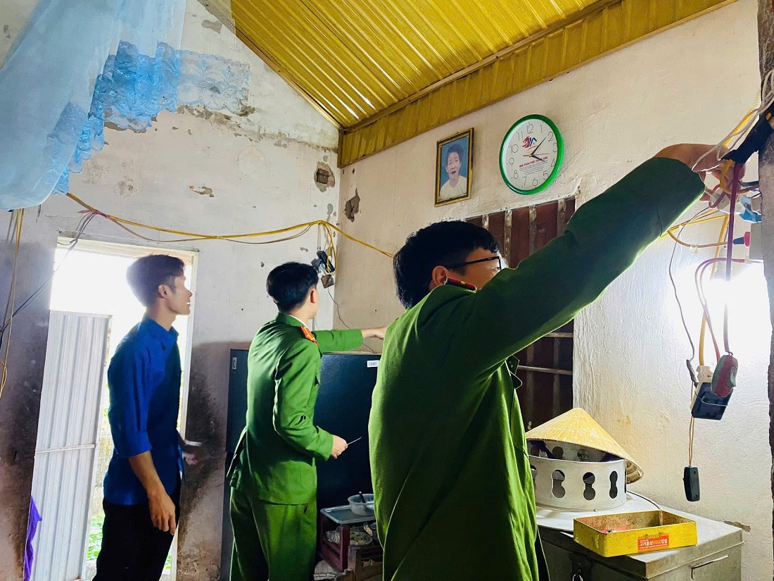 Dọn dẹp nhà cửa, sửa lại đồ dùng ở gia đình chính sách