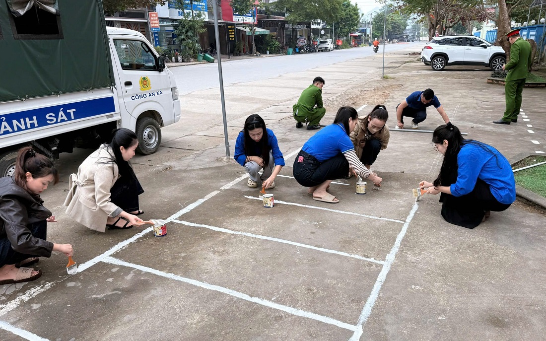 Công an xã phối hợp Chi đoàn nhà trường đo đạc, phân chia ô đỗ xe, kẻ vạch hướng dẫn