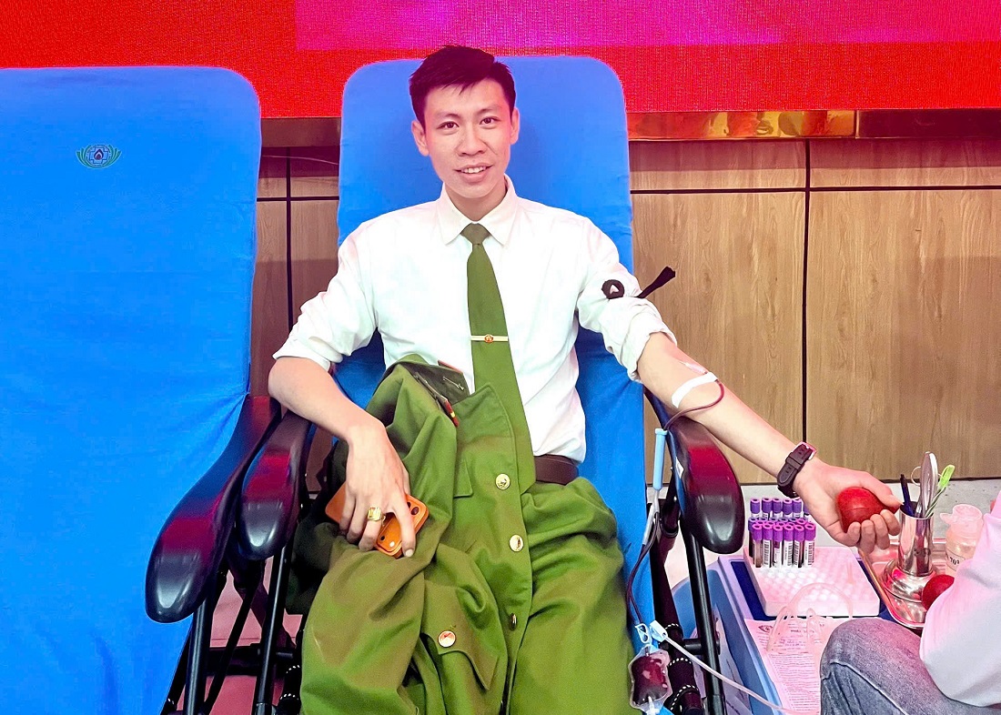 Công an xã Mậu Thạch tích cực tham gia hiến máu
