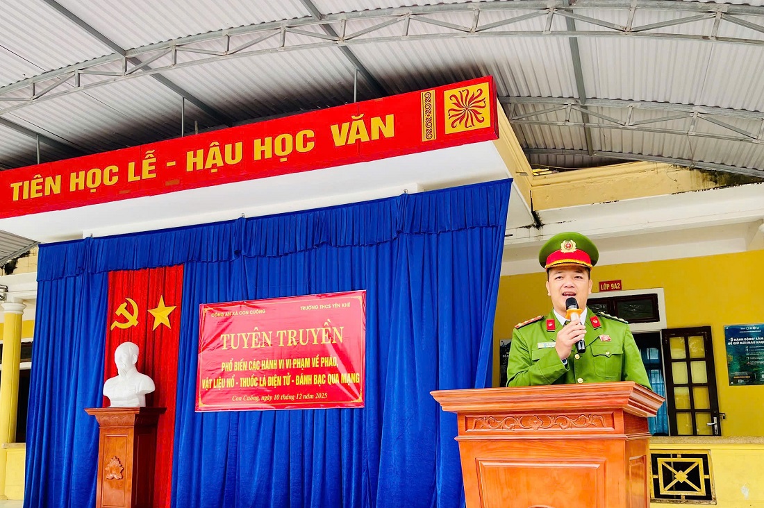 Đại diện Công an xã Con Cuông phổ biến quy định pháp luật về phòng, chống pháo 