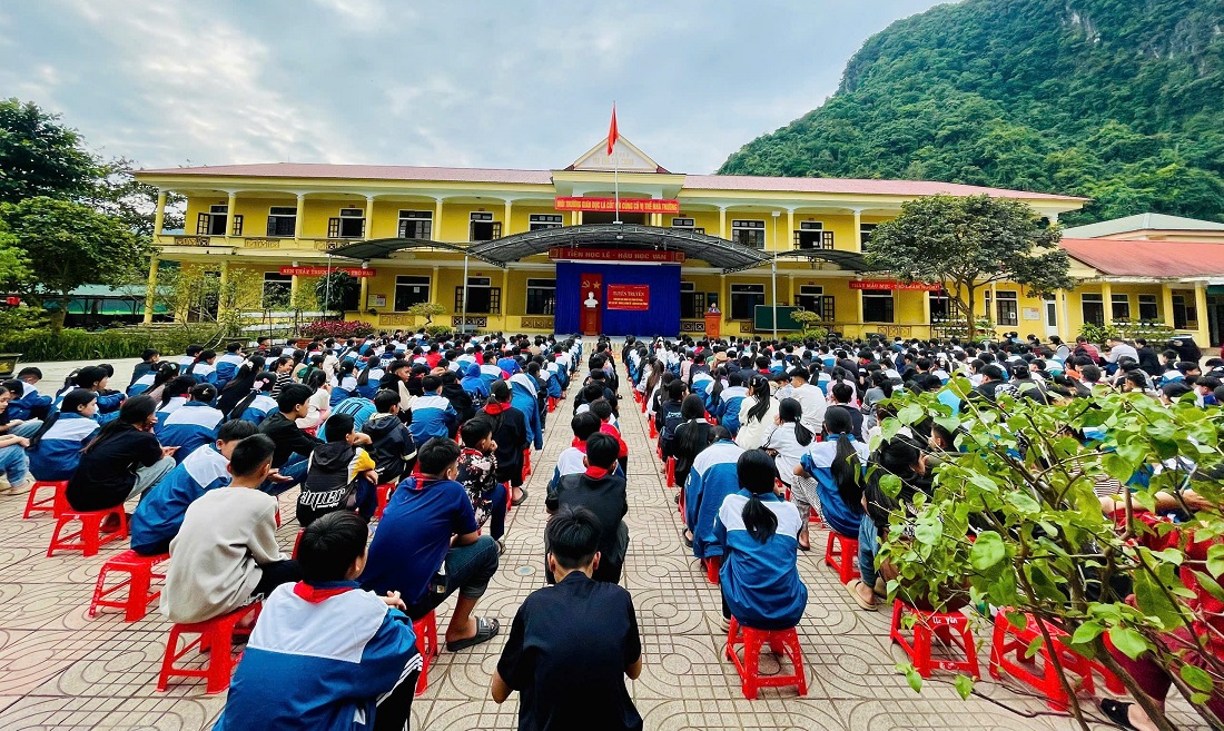 Đông đảo học sinh tham gia buổi tuyên truyền